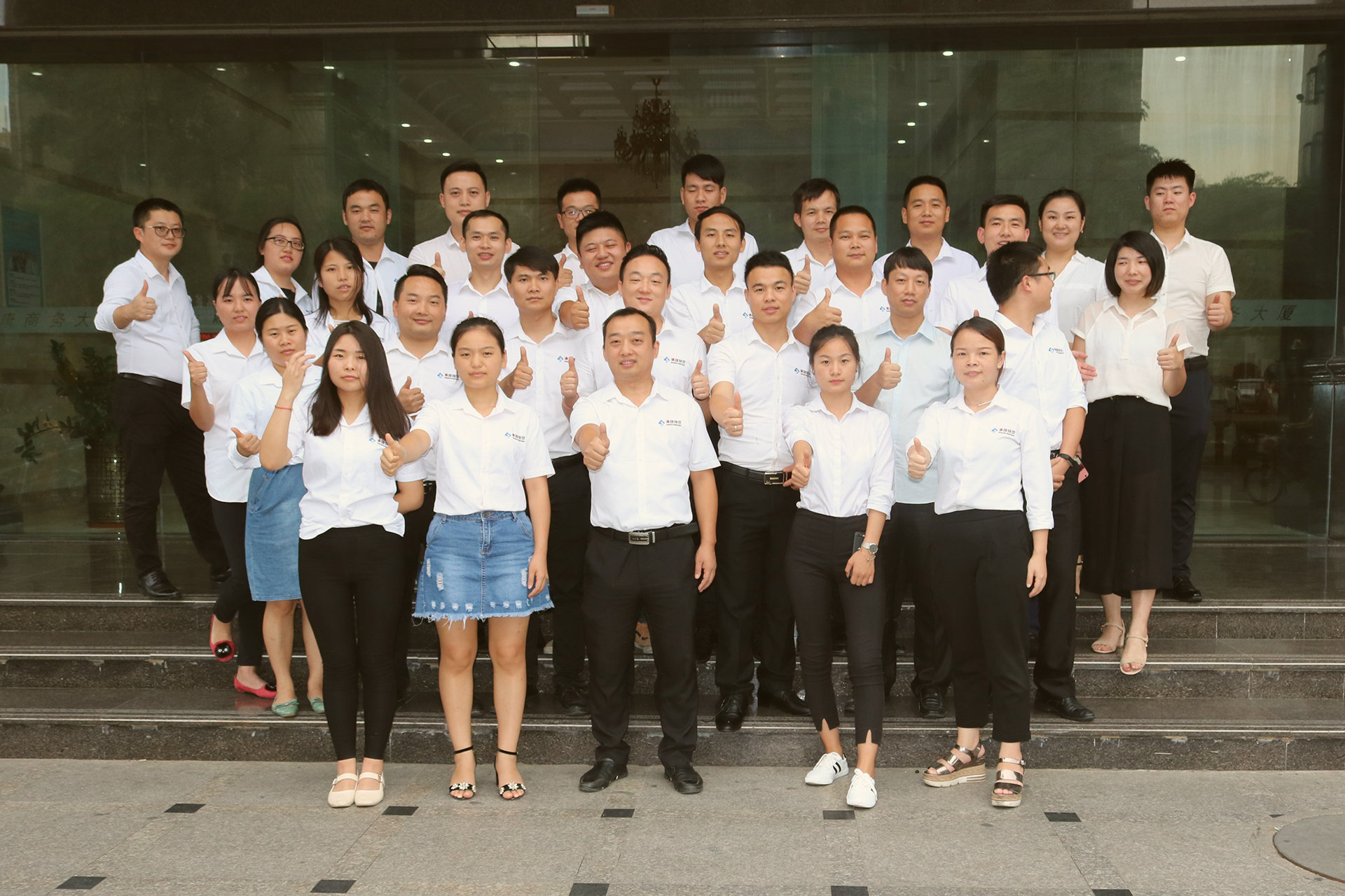 東勝物流員工合影留念