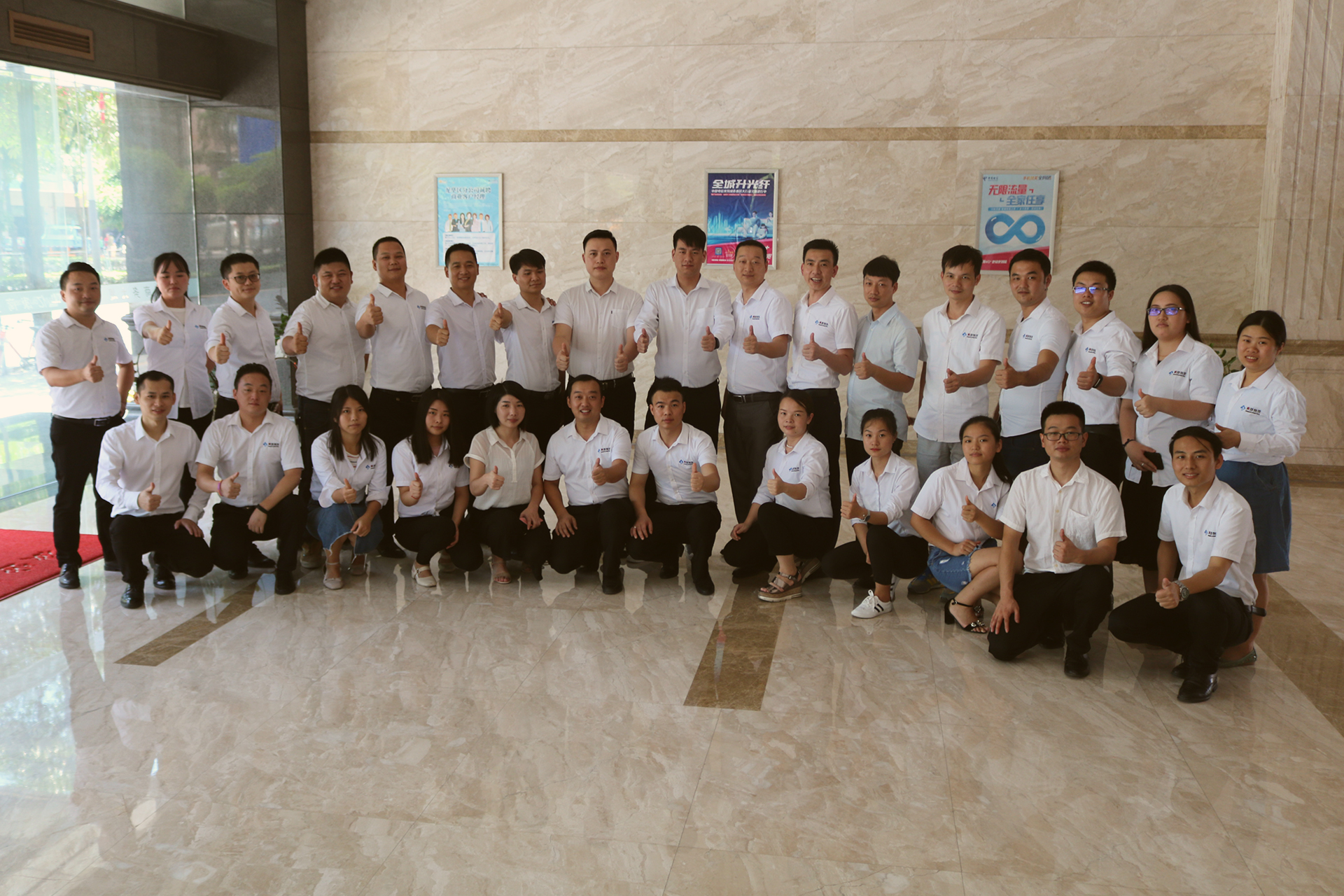 東勝物流員工合影留念