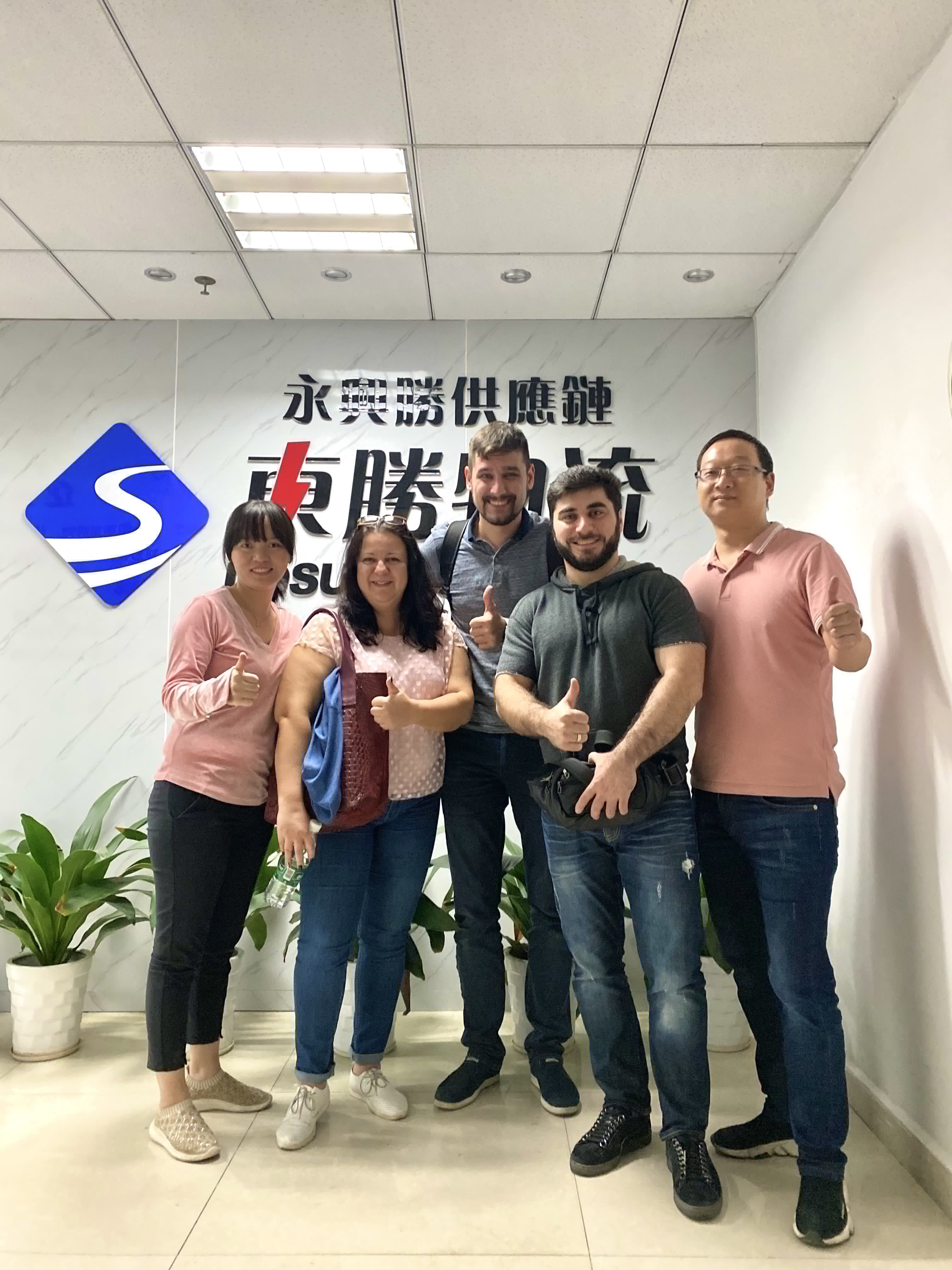 英國客戶合影留念--飛利浦藍(lán)牙耳機(jī)香港進(jìn)出口運輸圓滿達(dá)成