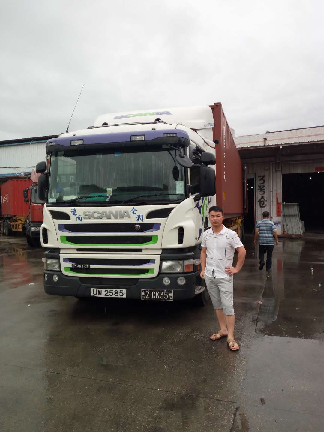 深圳到香港物流費用一覽表，深圳到香港新界物流公司-深圳東勝物流香港倉庫員工留影